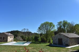 a stone house with a swimming pool in a yard at Cabana de Pili in A Estrada
