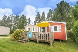 Camping Domaine de la Ville Huchet外面的花园