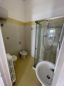 un bagno con doccia, lavandino e WC di La Scala a Chiocciola a San Benedetto del Tronto