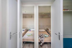 Camping Domaine de la Ville Huchet客房内的一张或多张床位