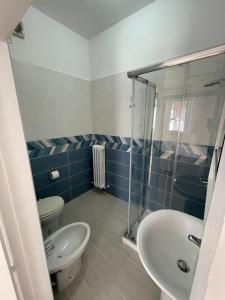 un bagno con wc, lavandino e doccia di La Scala a Chiocciola a San Benedetto del Tronto