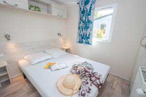 Camping Domaine de la Ville Huchet客房内的一张或多张床位