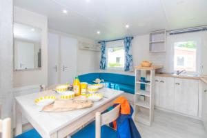 Camping Domaine de la Ville Huchet的厨房或小厨房