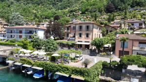 vista su una città con un fiume e edifici di Arbostora Charme Hotel a Morcote