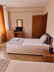 Postel nebo postele na pokoji v ubytování Family Hotel Astra