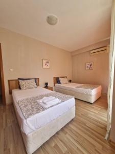 Postel nebo postele na pokoji v ubytování Family Hotel Astra + 37 fotografií