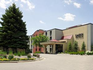 um hotel com uma árvore em frente a um edifício em LivINN Hotel Minneapolis South / Burnsville em Burnsville