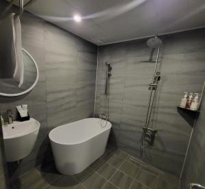 Koupelna v ubytování Hotel razaB