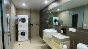 Vannituba majutusasutuses Modern unit, Pool, Gym & CBD location