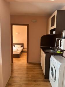 una cucina con lavatrice e asciugatrice in una stanza di Villa Tuna a Sveti Vlas