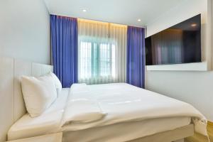 سرير أو أسرّة في غرفة في Hotel Langsam