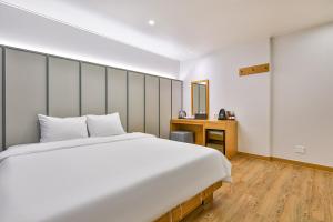 سرير أو أسرّة في غرفة في Hotel Langsam