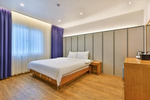 سرير أو أسرّة في غرفة في Hotel Langsam
