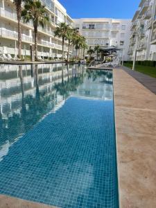 een leeg zwembad voor een gebouw bij Kettani Bouznika Hind in Bouznika