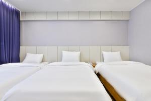 سرير أو أسرّة في غرفة في Hotel Langsam