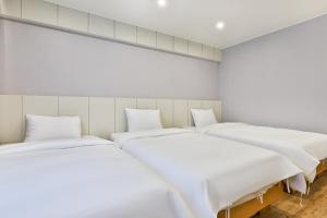 سرير أو أسرّة في غرفة في Hotel Langsam