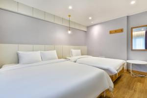 سرير أو أسرّة في غرفة في Hotel Langsam
