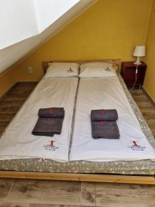 Łóżko lub łóżka w pokoju w obiekcie VILLA LIGHTHOUSE - Adults Only - 12plus