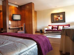 เตียงในห้องที่ Hospedium Hotel Mirador de Gredos