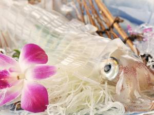 唐津市にある尾ノ上Ryokanの花の隣のビニール袋の魚