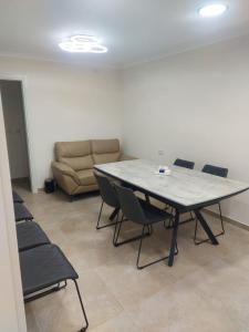 Χώρος καθιστικού στο 3 Bedroom in Ramat Beit Shemesh