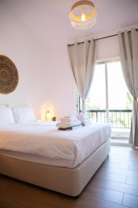 Ένα ή περισσότερα κρεβάτια σε δωμάτιο στο Romi's Vacation Townhouse