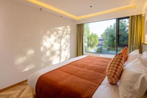 Suzhou Zhouzhuang Slowlife River View lnn客房内的一张或多张床位