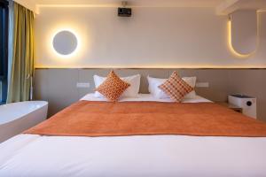 Suzhou Zhouzhuang Slowlife River View lnn客房内的一张或多张床位