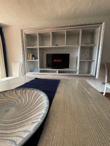 un soggiorno con TV e divano di Vista sul Blu - Costa Smeralda a Cala Bitta