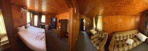 an overhead view of a train room with two beds at Hotel Capu' Turcului in Eforie Sud