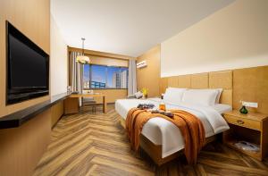 TV a/nebo společenská místnost v ubytování Mellow Orange Hotel