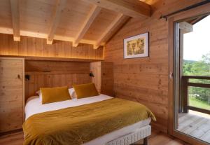 Posteľ alebo postele v izbe v ubytovaní Le Grand V, chalet de luxe avec piscine intérieure + 29 fotografií