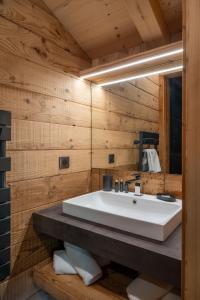 Kúpeľňa v ubytovaní Le Grand V, chalet de luxe avec piscine intérieure