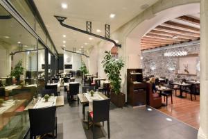 Um restaurante ou outro lugar para comer em Hotel International & Terminus