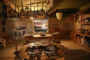 ein Zimmer mit einem Tisch und einem Regal voller Weinflaschen in der Unterkunft Alaya Poleg in Netanya