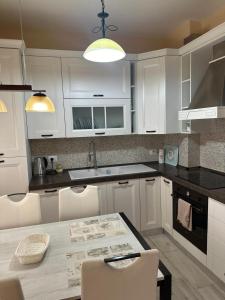 Η κουζίνα ή μικρή κουζίνα στο YOUR PERFECT SEASIDE Apartment