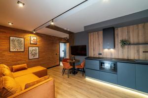 Μια τηλεόραση ή/και κέντρο ψυχαγωγίας στο B18 Apartments