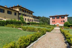 a garden in front of a building at Fattoria Antinoro Relax - Firenze in Montelupo Fiorentino