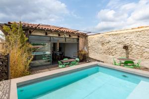 basen na podwórku domu w obiekcie Le Couvent des Ursulines - Penthouse climatisé piscine w mieście Narbona