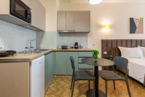 una piccola cucina con tavolo e letto di Luxury Suite Studio City Centre a Tirana Altre 13 foto