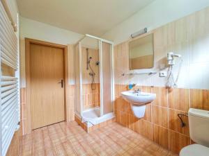 łazienka z umywalką, prysznicem i toaletą w obiekcie Hotel Bazant w Karlowych Warach