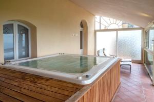 una grande vasca idromassaggio in una stanza con una grande finestra di Hotel Monteconero a Sirolo