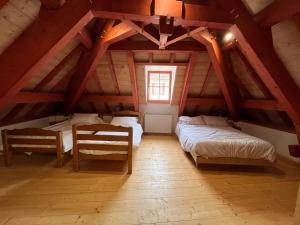 Tempat tidur dalam kamar di Gîte de la Grande Ourse