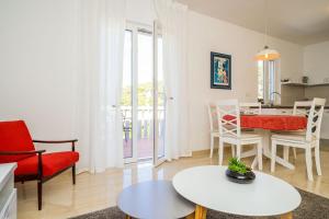 a living room with a table and chairs at Kate's Perfect Family Villa in Elaphiti in Šipanska Luka