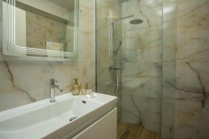 Koupelna v ubytování Cactus Suites + 37 fotografií
