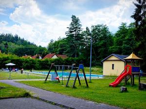 Plac zabaw dla dzieci w obiekcie Hotel Bazant