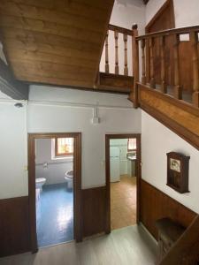 an open hallway with a staircase and a bathroom at La Casona de Ardines in Arenas de Cabrales