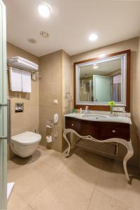 Um banheiro em CVK Taksim Hotel Istanbul