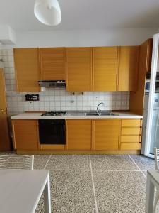 een keuken met houten kasten en een fornuis met oven bij Saragozza Guest House in Bologna