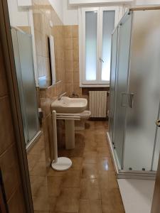 een badkamer met toilet, wastafel en douche bij Saragozza Guest House in Bologna